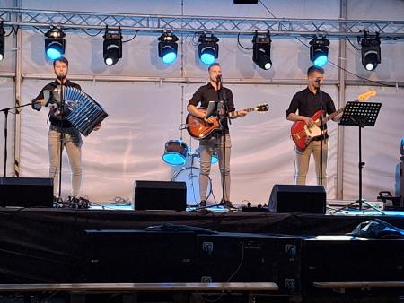 Občinstvo so navdušili  tudi mladi člani ansambla Štefanci iz Adergasa